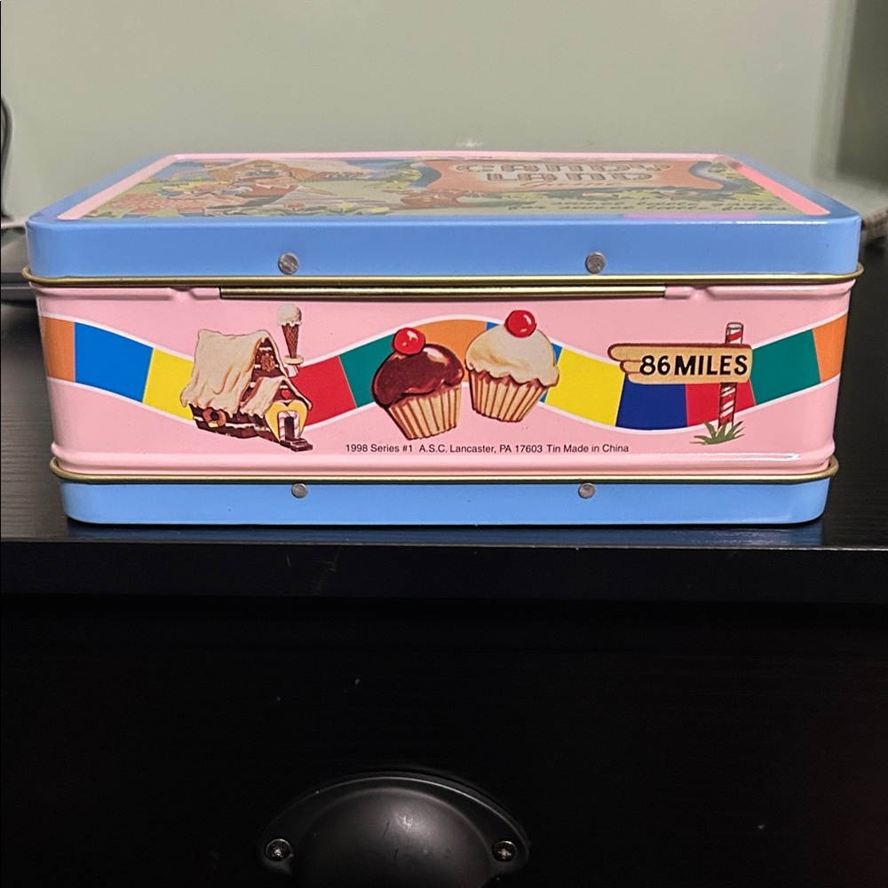 Hasbro Candy Land Game Tin Box - Blue and Red - Picture 5 of 7